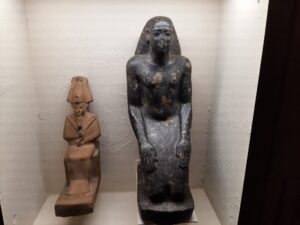 Dwie kamienne figurki Faraona przedstawionego pod postacią Ozyrysa