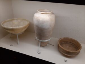 Fajansowe naczynia użytkowe z okresu starożytnego Egiptu