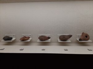 Gliniane naczynia użytkowe z okresu starożytnego Egiptu