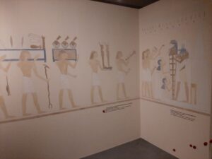 Malarstwo naścienne nawiązujące do dekoracji z okresu starożytnego Egiptu