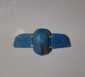 Starożytny amulet w formie skaabeusza uskrzydlonego w kolorze niebieskim