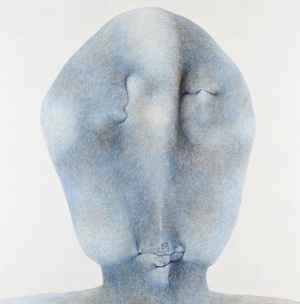 Praca malarska z abstrakcyjną formą eliptyczną przypominającą ludzką głowę namalowaną w odcieniach szarości