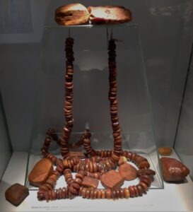 Bursztynowe elementy dekoracyjne w formie korali z V wieku po Chrystusie