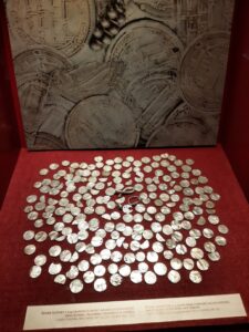 Liczne srebrne monety arabskie z VII i VIII wieku po Chrystusie