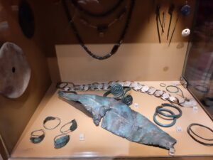 Liczne wyroby prehistoryczne wykonane z brązu
