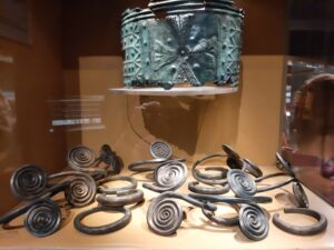 Prehistoryczne wyroby zdobniczne wykonane z brązu