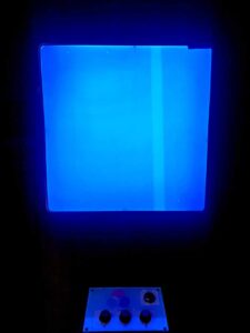 Kwadratowy ekran projeksyjny z niebieskim kolorem do badania wzajemnego oddziaływania na siebie kolorów podstawowych