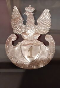 Metalowy emblemat orła umieszczanego na ułańskich czapkach
