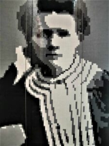Płaski wizerunek Marii Curie-Skłodowskiej wykonany z klocków lego w odcieniach szarości