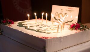 Prostokątny tort z dziesięcioma zapalonymi świeczkami