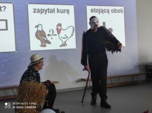 Trzy ujęcia ze spektaklu z postaciami przebranymi za rolnika i orła 1
