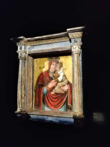 Kolorowy obraz ze złotym tłem przedstawiający  Maryję trzymającą na rękach Jezusa