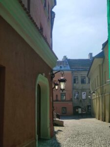 Fragment ulicy Dominikańskiej w Lublinie oświetlony ostrym światłem słonecznym
