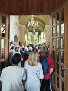 Wnętrze Sanktuarium Matki Bożej Szkaplerznej w Nabrożu wypełnione ludźmi