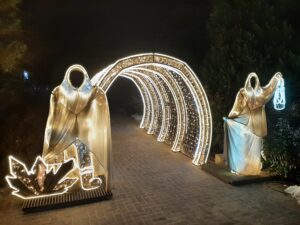 Przestrzenna iluminacja świetlna przedstawiająca dwie zakapturzone sylwetki postaci trzymaną przez jedną z nich lampę naftową oraz krótki tunel umieszczony za nimi