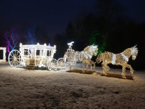 Przestrzenna iluminacja świetlna przedstawiająca zaprzęg czterech koni ciągnących karetę