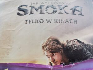Fragment plakatu filmowego z tytułem i pochyloną postacią ubraną w strój wikinga