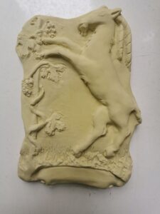 Odlew gipsowy w jasnożółtym kolorze przedstawiający herb Lublina