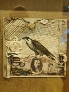 Collage z gotowych fragmentów ilustracji i plastikowych elementów