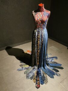 Damski manekin z przyczepionymi dookoła pasa kolorowymi krawatami