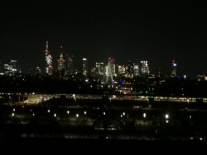 Fotograficzny fragment nocnej panoramy Warszawy w kierunku stacji Warszawa Stadion Narodowy