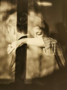 Fragment czarno-białej fotografii przedstawiający tańczącą blisko siebie parę