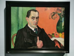 Kolorowy portret mężczyzny siedzącego na krześle i patrzącego w stronę widza