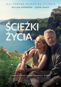 Plakat do filmu Ścieżki życia przedstawiający mężczyznę i kobietę siedzących na wysokim skalistym nadbrzeżu a za nimi widoczna jest morska zatoka