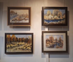 Cztery obrazy w ramach malowane farbami i przedstawiające dwa pejzaże wiosenne i dwa zimowe