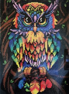 Kolorowa sowa przedstawiona w technice haftu diamentowego