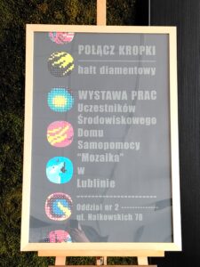 Plakat informacyjny dotyczący wystawy haftu diamentowego