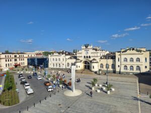 Plac z pionowym zegarem i budynek dworca kolejowego w Lublinie