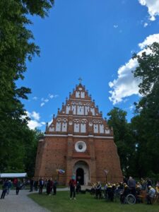 Szesnastowieczny budynek kościoła z elementami gotyckimi i renesansowymi detalami widziany z zewnątrz